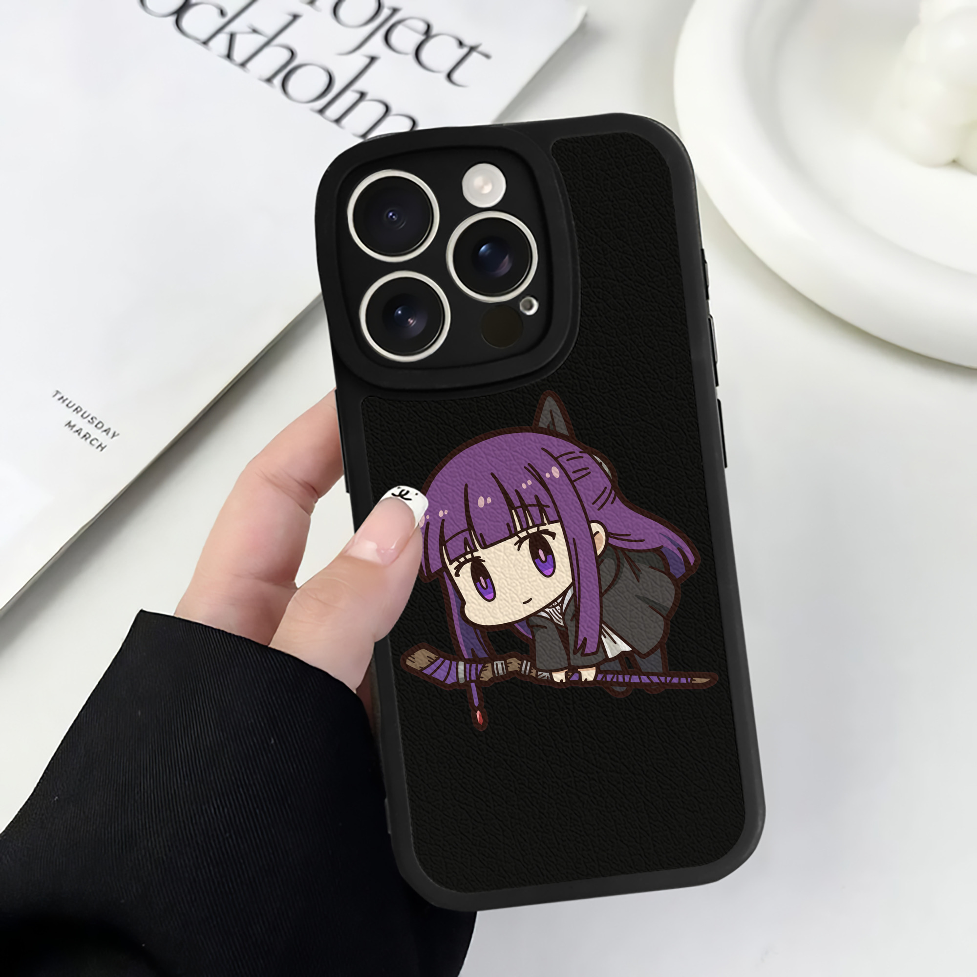 （画像用） 葬送のフリーレン Frieren 【iPhone 16シリーズ対応】シリコンスマホケース（レザー調） 材質：シリコン